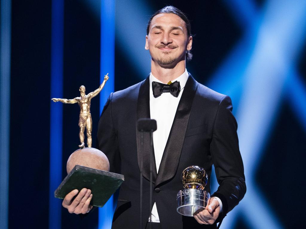 Stolz präsentiert Ibrahimović seine Preise