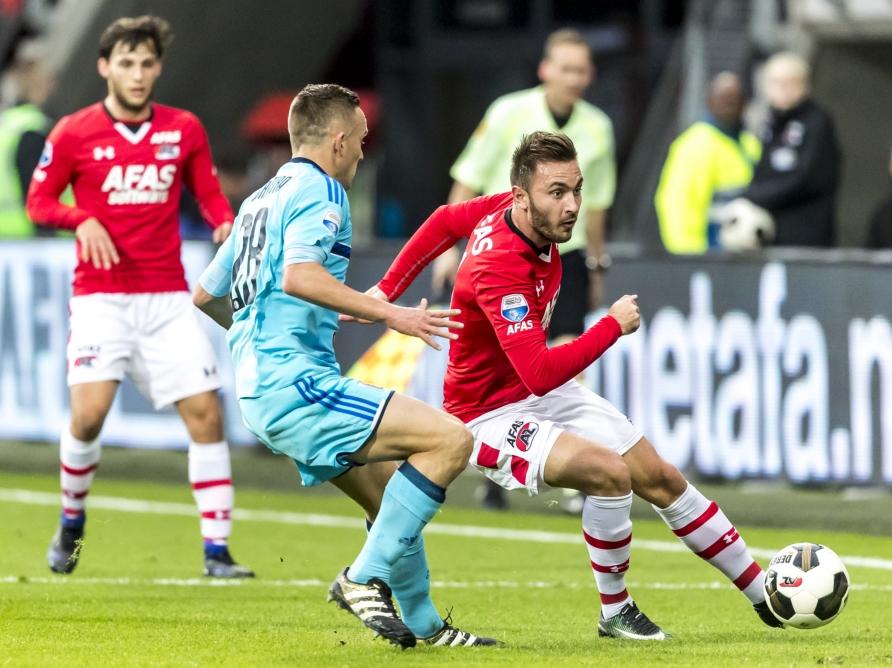 Muamer Tanković (r.) probeert weg te draaien bij Jens Toornstra (m.) tijdens AZ - Feyenoord. (11-12-2016)