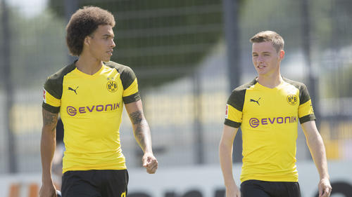 Sergio Gómez (r.) will sich beim BVB durchsetzen