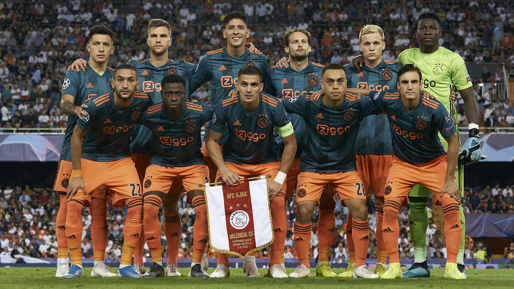 Van de Beek es titular siempre con el Ajax.