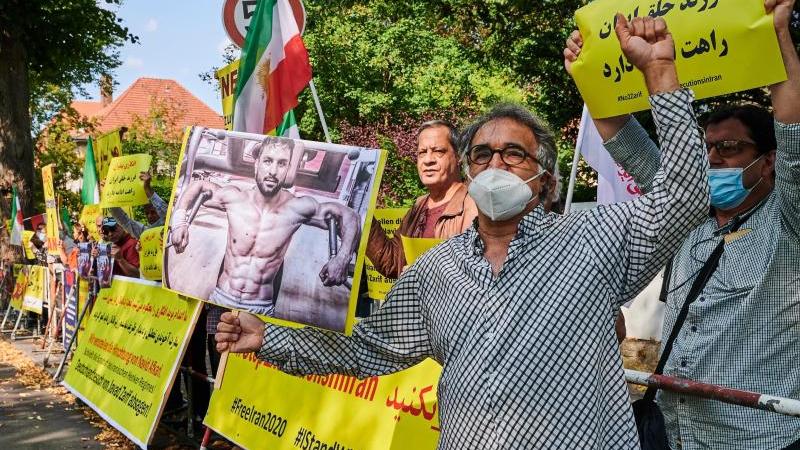 Vor der iransichen Botschaft zeigen Demonstranten Bilder des hingerichteten Ringers Navid Afkari Vor der iransichen Botschaft zeigen Demonstranten Bilder des hingerichteten Ringers Navid Afkari