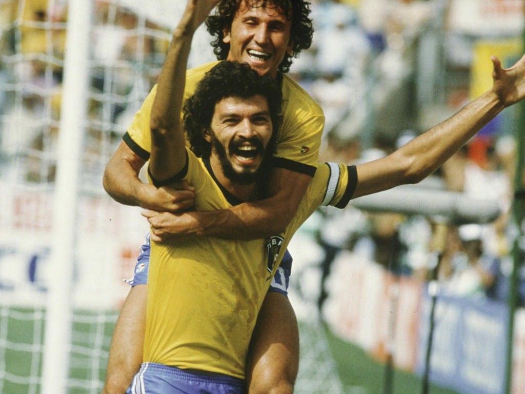 Sócrates celebrando un gol con la selección de Brasil. (Foto: Getty)