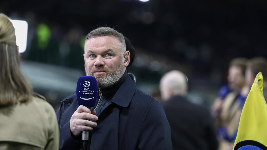 Wayne-Rooney-schie-t-gegen-Tom-Brady