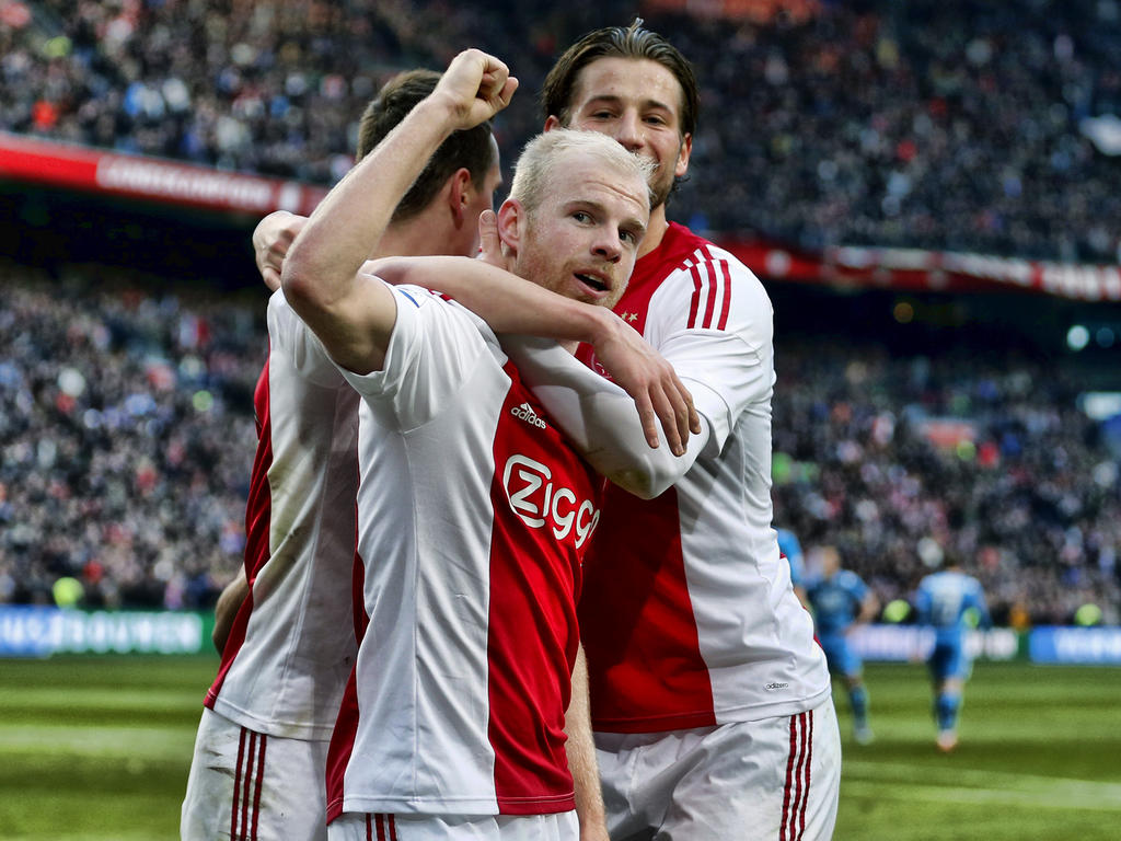 Davy Klaassen (m.) neemt zijn ploeg bij de hand en zorgt ervoor dat Ajax in de eerste helft van het duel met AZ op 2-0 komt. (28-02-2016)