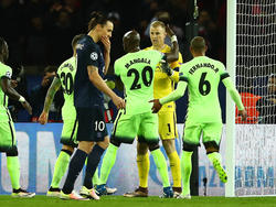 ManCitys Keeper Joe Hart verhindert im Champions-League-Spiel gegen Paris St. Germain den Rückstand, indem er einen Strafstoß von Zlatan Ibrahimovic (v.) pariert (06.04.2016).