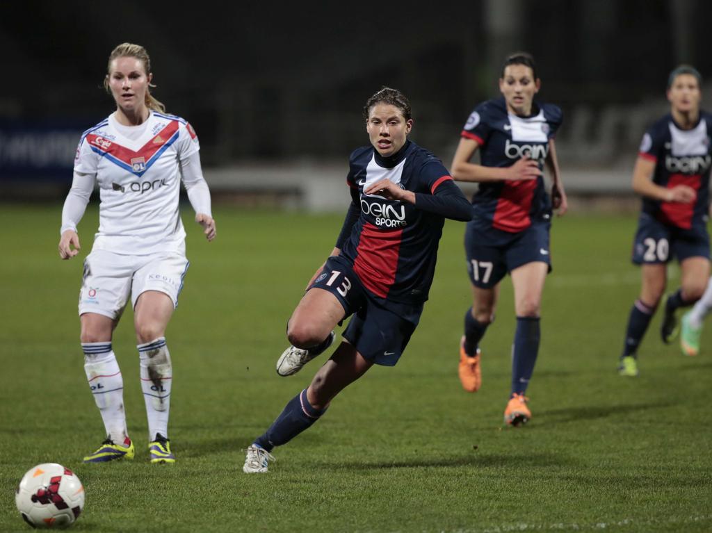 Annike Krahn von PSG hetzt gegen Lyon dem Ball hinterher