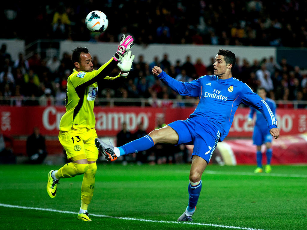 Beto frente a Ronaldo en un Sevilla-Real Madrid. (Foto: Getty)