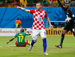Ivica Olić had geen hele moeilijke dag tegen de defensie van Kameroen en zet Kroatië op een 0-1 voorsprong. Het startsein voor de vierklapper. (19-6-2014)