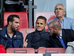 John Goossens (r.) zit samen met Wesley Verhoek (m.) en Kostas Lamprou (l.) op de tribune tijdens Feyenoord - FC Utrecht. (24-8-2014)