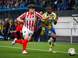 Jochem Jansen (l.) duelleert met Malcolm Esajas (r.) tijdens RKC Waalwijk - FC Oss. (15-8-2014)
