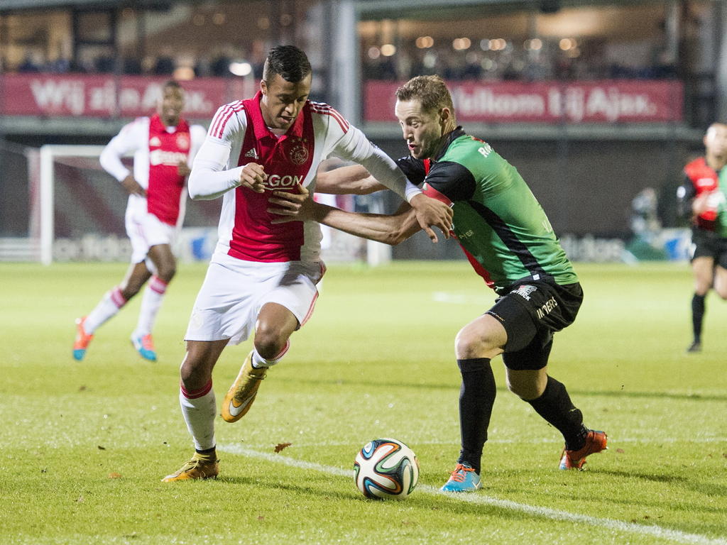 Richairo Živković (l.) probeert zich te ontworstelen van Rens van Eijden (r.) tijdens Jong Ajax - NEC Nijmegen. (24-11-2014).