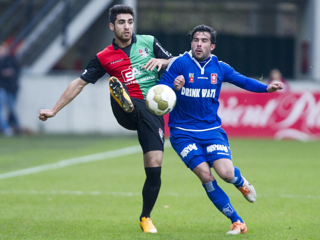 Alireza Jahanbakhsh (l.) en Marco Ospitalieri (r.) vechten een duel uit tijdens het competitieduel NEC Nijmegen - MVV Maastricht. (21-12-2014)