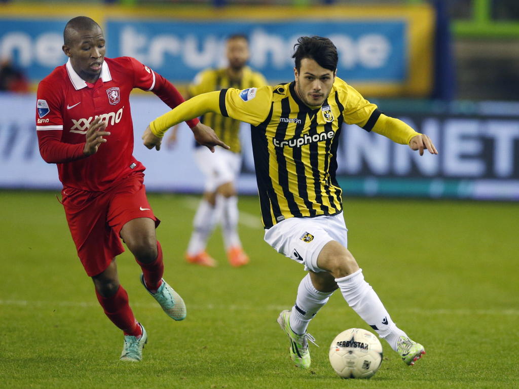 Valeri Qazaishvili (r.) is Kamohelo Mokotjo te snel af tijdens Vitesse - FC Twente. (07-12-2014). Valeri Qazaishvili (r.) is Kamohelo Mokotjo te snel af tijdens Vitesse - FC Twente. (07-12-2014).
