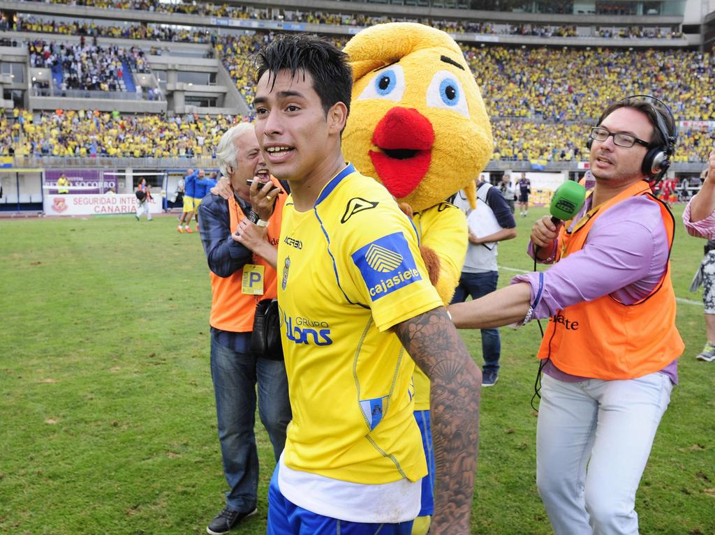 Araujo celebra el ascenso en el estadio y junto con la mascota del equipo. (Foto: Imago)