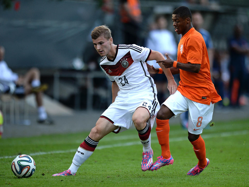 Kenneth Paal (r.) van Nederland U19 wil zijn Duitse tegenstander Timo Werner in een oefenduel van de bal zetten. (05-09-2014)