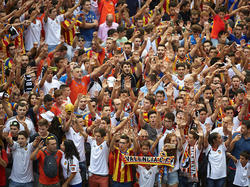 Daniel Parejo heeft zojuist de 2-1 gemaakt voor Valencia CF. De supporters zijn uitzinnig van vreugde na de goal. (19-08-2015)