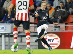 Marcel Ritzmaier speelt tegen de club die hem vanuit Oostenrijk naar Nederland haalde. Tijdens PSV - NEC probeert de middenvelder het spel te verdelen. (26-09-2015)