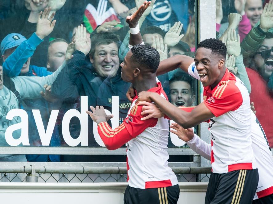 Eljero Elia (l.) viert zijn treffer samen met Terence Kongolo (r.) en het meegereisde Feyenoordpublek, nadat de buitenspeler Feyenoord op 1-2 voorsprong heeft gezet tegen De Graafschap. (04-10-2015) Eljero Elia (l.) viert zijn treffer samen met Terence Kongolo (r.) en het meegereisde Feyenoordpublek, nadat de buitenspeler Feyenoord op 1-2 voorsprong heeft gezet tegen De Graafschap. (04-10-2015)
