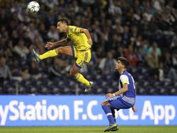 Eran Zahavy (l.) springt heel hoog en wint daardoor het duel van Rúben Neves (r.) tijdens de Champions League-ontmoeting tussen FC Porto en Maccabi Tel Aviv. (20-10-2015)