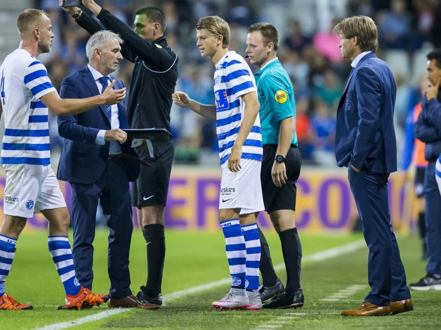 Jurre Vreman (m.) debuteert bij De Graafschap. Vader Jan Vreman (r.) brengt zijn zoon in het veld voor Jan Lammers. (05-08-2016)