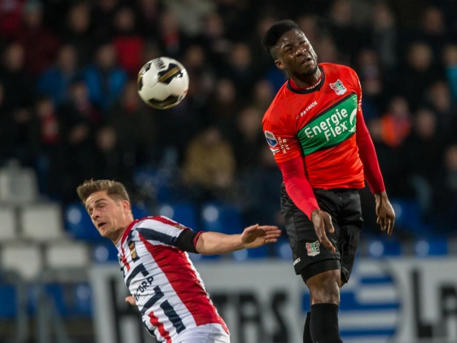 Kévin Mayi wint het in de lucht van Willem II-verdediger Jordens Peters. (15-01-2017)