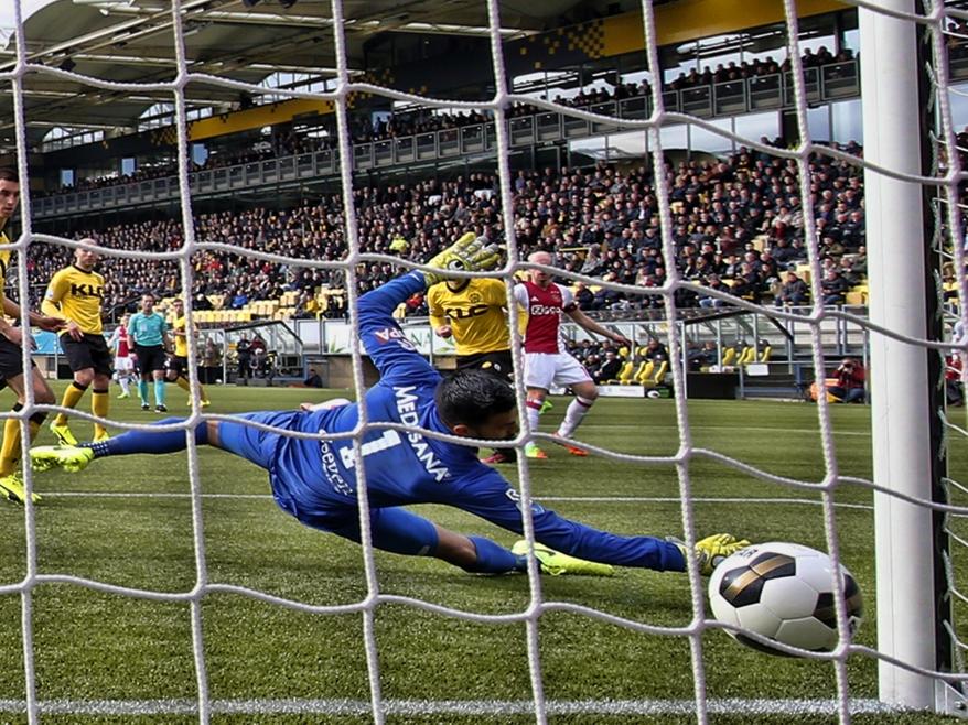 Davy Klaassen schiet Ajax op voorsprong tegen Roda JC. Doelman Benjamin van Leer kan het schot niet keren. (05-02-2017)