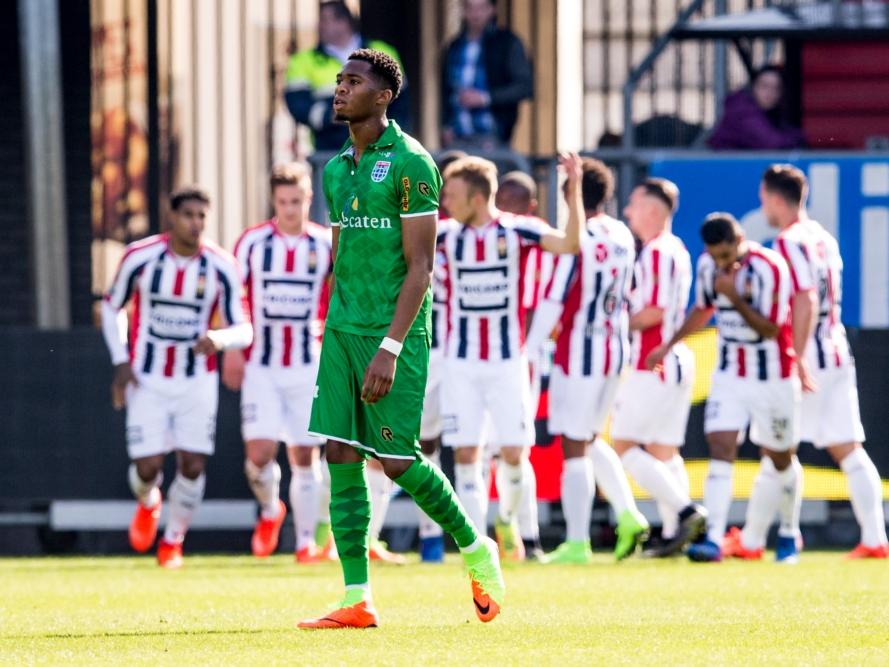 Kingsley Ehizibue kan niet geloven dat zijn ploeg op achterstand is gekomen tegen Willem II. (12-03-2017)