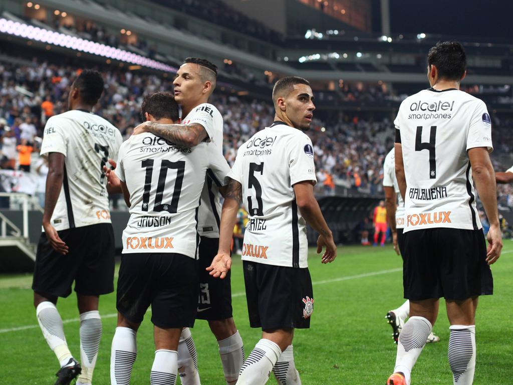 Corinthians celebra uno de sus tantos en casa de la U. de Chile. (Foto: Imago)