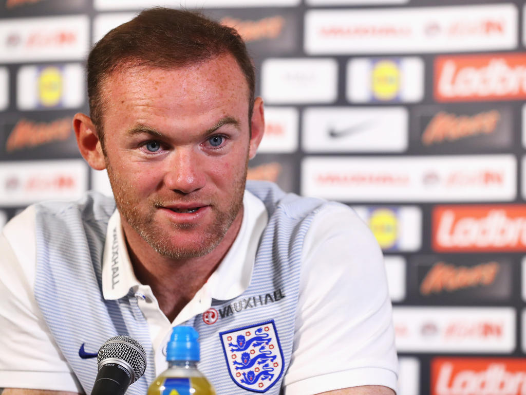 Wayne Rooney en rueda de prensa con la indumentaria de Inglaterra. (Foto: Getty)