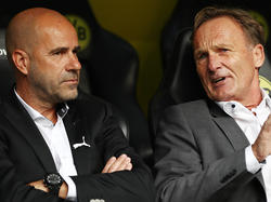 Hans-Joachim Watzke (r.) nimmt BVB-Trainer Peter Bosz in Schutz