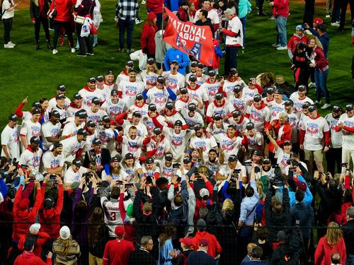 Die Philadelphia Phillies jubeln nach dem Sieg