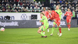 Thomas Müller und seine Teamkollegen feiern den Bayern-Sieg in Wolfsburg.