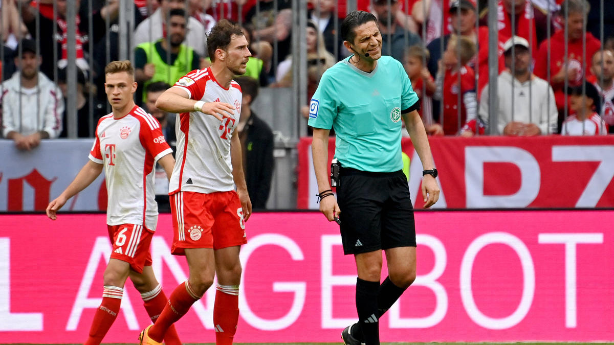 Aytekin (re.) leitete das Spiel zwischen FC Bayern und RB Leipzig