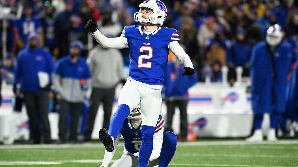 Tyler Bass blickt seinem Kick gegen die Kansas City Chiefs hinterher