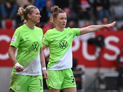 Alexandra Popp (r) und Marina Hegering spielen in der Bundesliga für den VfL Wolfsburg.