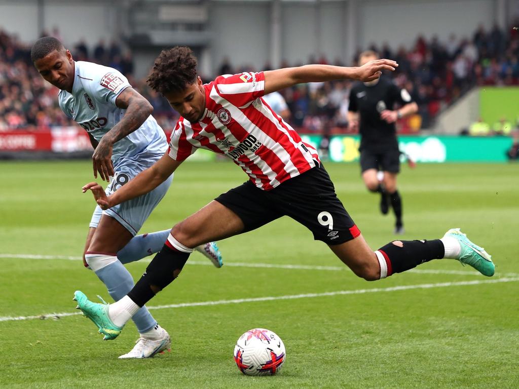 Kevin Schade (r) spielt in der Premier League für den FC Brentford. Kevin Schade (r) spielt in der Premier League für den FC Brentford.