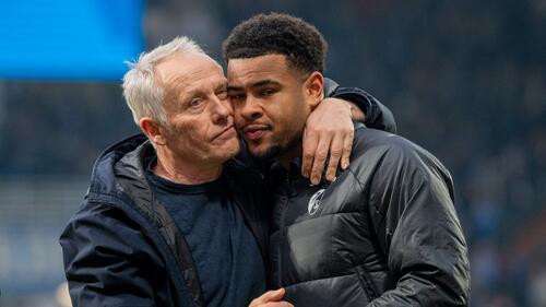 Freiburgs Trainer Christian Streich nimmt seinen Torwart Noah Atubolu in Schutz