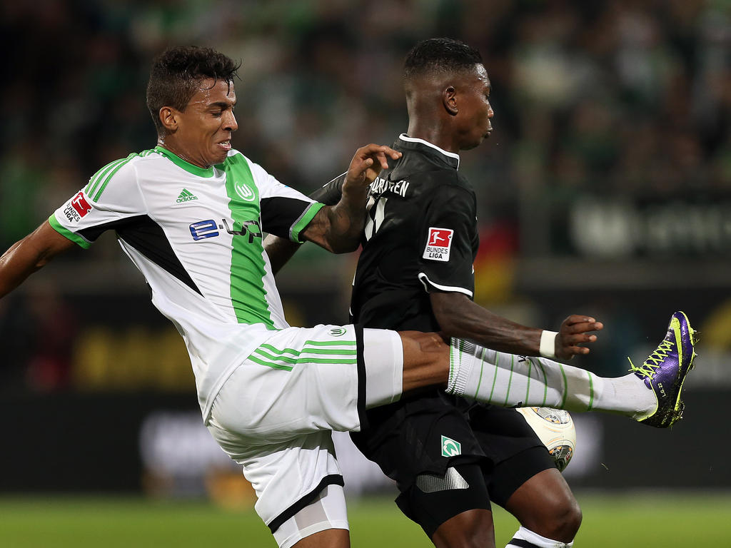 Luiz Gustavo (l.) im Tackling mit Eljero Elia
