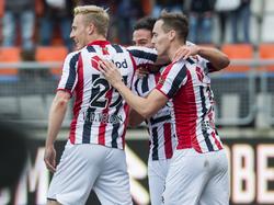 Willem II is op voorsprong gekomen tegen SC Cambuur door een kopbal van Guus Joppen (m.). Nick van der Velden (l.) en Freek Heerkens (r.) vieren het feestje mee. (06-12-2015)