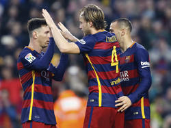 Op aangeven van Lionel Messi (l.) zorgt Ivan Rakitić voor de 2-0 van FC Barcelona in het competitieduel met Deportivo La Coruña. (12-12-2015)