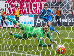 Nick Marsman (l.) kan het schot van Vincent Janssen (r.) niet stoppen tijdens het competitieduel FC Twente - AZ Alkmaar (20-03-2016)
