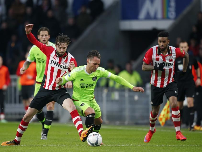 Davy Pröpper (l.) vecht een duel uit met Nemanja Gudelj (r.) van Ajax. Beide spelers voeren een mooie strijd op het middenveld in Eindhoven. (20-03-2016)