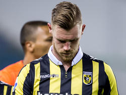 Verdediger Maikel van der Werff baalt van het 2-2 gelijkspel van zijn Vitesse tegen ADO Den Haag. De Arnhemmers laten dure punten liggen met het oog op de play-offs om Europees voetbal. (09-04-2016)