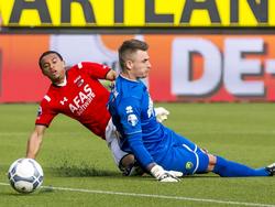Dabney dos Santos (l.) is eerder bij de bal dan ADO Den Haag-doelman Martin Hansen, waardoor de speler van AZ kan scoren. (21-04-2016)