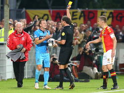 Jonas Heymans van Willem II (l.) krijgt geel, omdat hij een handdoek van Go Ahead Eagles gebruikt om het leder af te drogen. In de tweede helft moet Heyman met direct rood inrukken (29-8-2014)