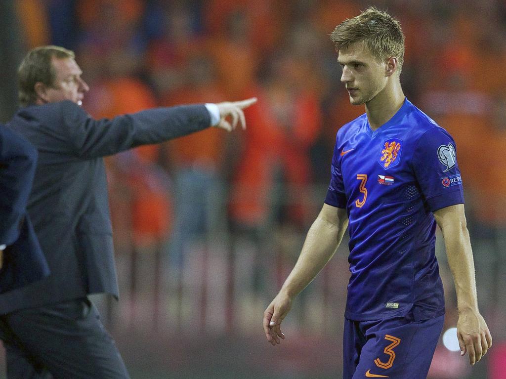 Joël Veltman wordt in de EK-kwalificatiewedstrijd tegen Tsjechië nog voor rust naar de kant gehaald. Voor hem komt Luciano Narsingh. Voetbal.com Foto van de Week. (10-9-2014)