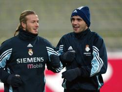 Beckham (izq.) junto a Raúl Bravo en el Real Madrid