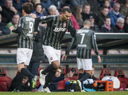 Orlando Engelaar (m.) wordt in de competitiewedstrijd PSV - FC Twente ingebracht als wissel. Torgeir Børven (l.) en Youness Mokhtar (r.) konden het verschil niet maken. (14-12-2014)