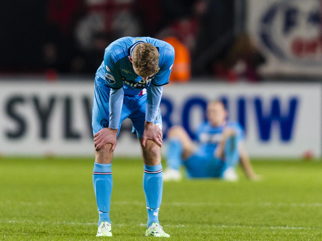 Robert Braber is teleurgesteld na de competitienederlaag tijdens FC Twente - Willem II (3-2). Voetbal.com Foto van de Week. (21-12-2014)