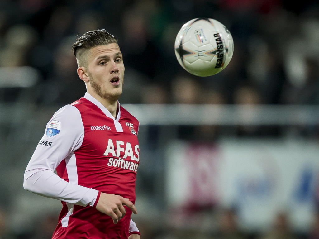 Jeffrey Gouweleeuw heeft tegen Go Ahead Eagles alle tijd om de bal eens goed te bekijken. (06-12-2014) Jeffrey Gouweleeuw heeft tegen Go Ahead Eagles alle tijd om de bal eens goed te bekijken. (06-12-2014)